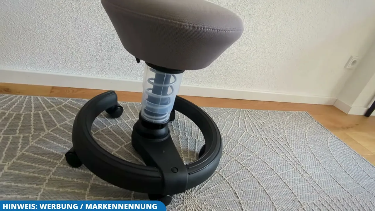 In meinem Test hat mich die stufenlose Höhenverstellung überzeugt, durch die der Hocker über viele Jahre mitwächst.
