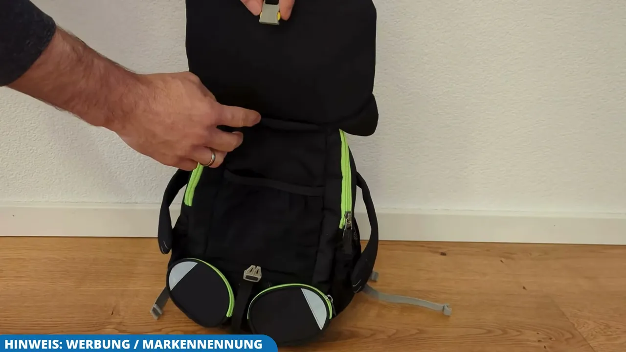 Unter der Klappe vorne steckt eine zusätzliche Netztasche, aus meiner Sicht sehr praktisch