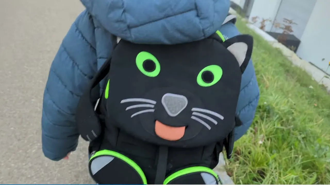 Auf dem Rücken sitzt der Rucksack gut und ist für Kindergartenkinder genau richtig groß