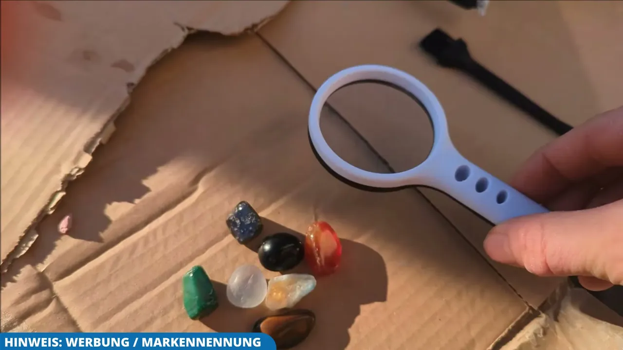 Mit der im Zubehör enthaltenen Lupe können die gefundenen Mineralien genau begutachtet werden.