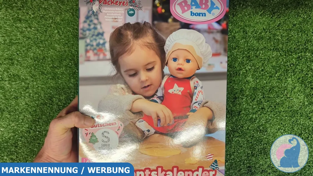 Die Vorderseite des BABY born Adventskalenders zeigt das weihnachtliche Backmotiv passend für Kinder ab drei Jahren.