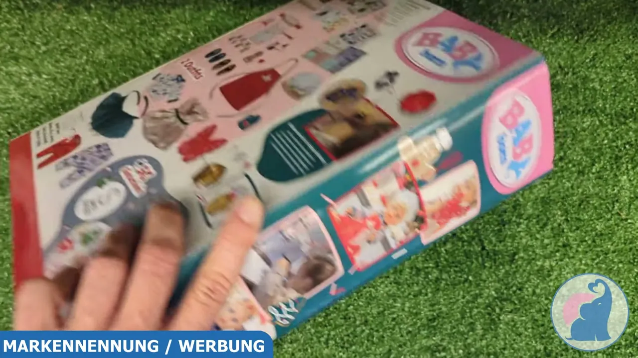 Der Kalender enthält hinter 24 Türchen abwechslungsreiche Überraschungen für die Puppenspielzeit.
