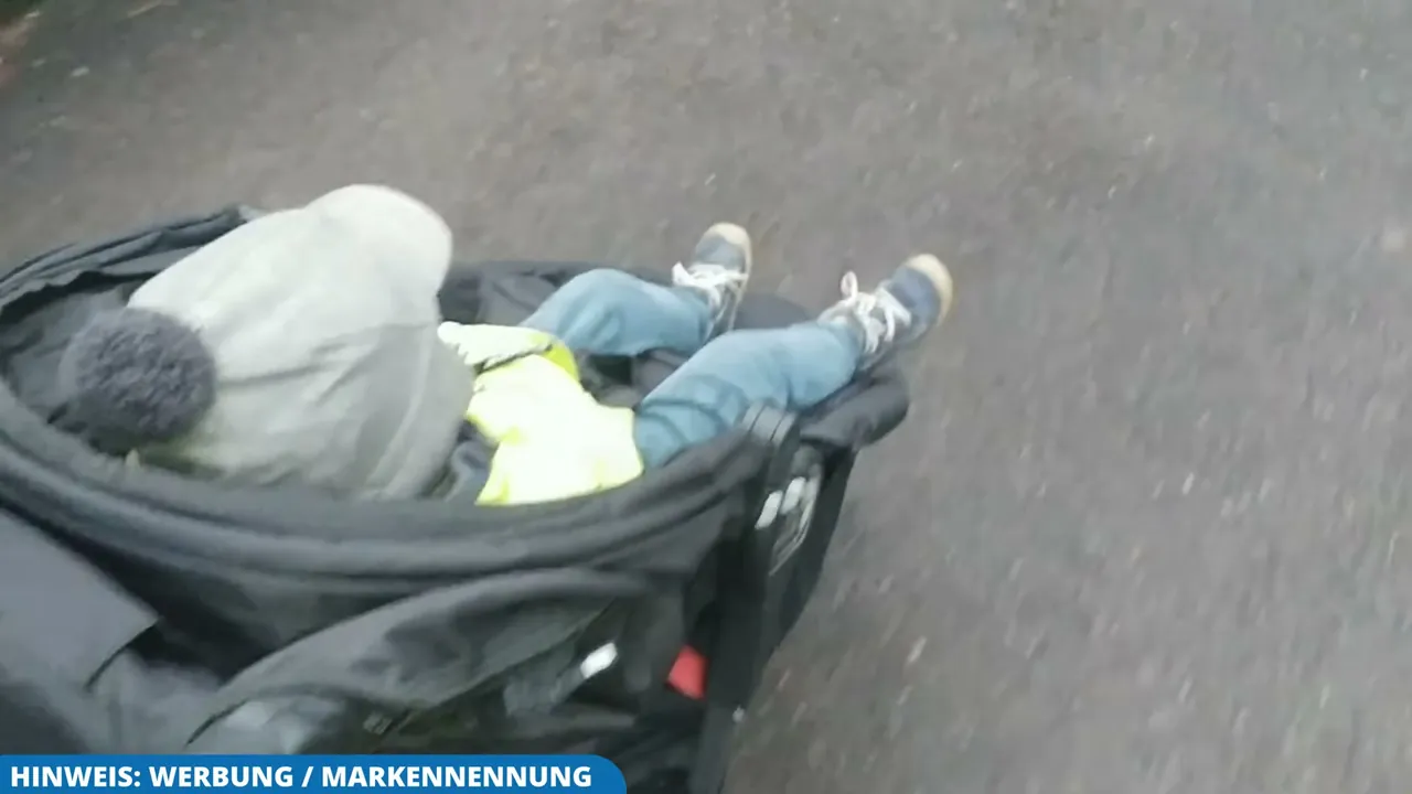 In meinem Test fährt sich der Buggy selbst beim Joggen butterweich, ohne dass das Kind auf unebenen Wegen durchgeschüttelt wird.