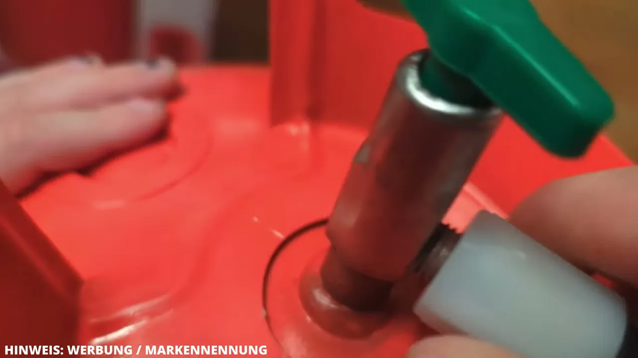 Mir gefällt besonders, wie unkompliziert sich das flexible Knick-Füllventil per Hand fest auf den Ventilauslass drehen lässt.