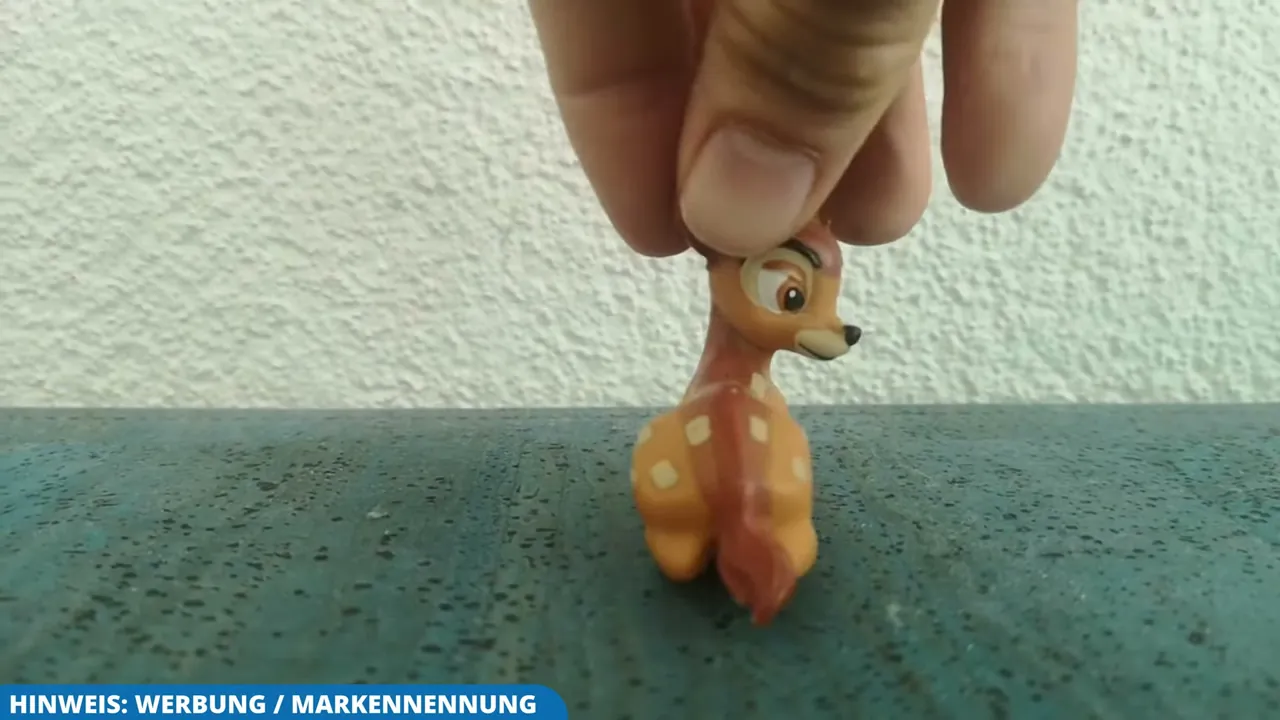 Auf dem Rücken der Figur sind die typischen hellen Punkte des Kitzes detailgetreu nachgebildet.