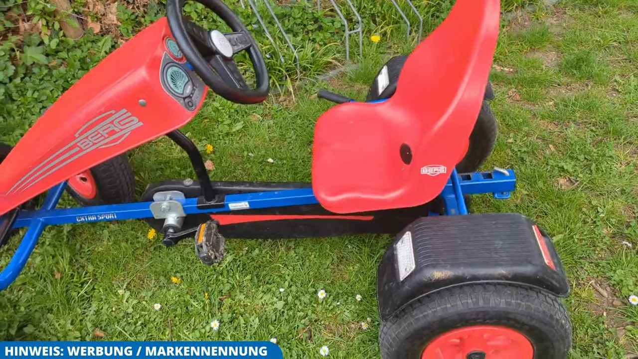 Das rot-blaue BERG Gokart aus der Nähe
