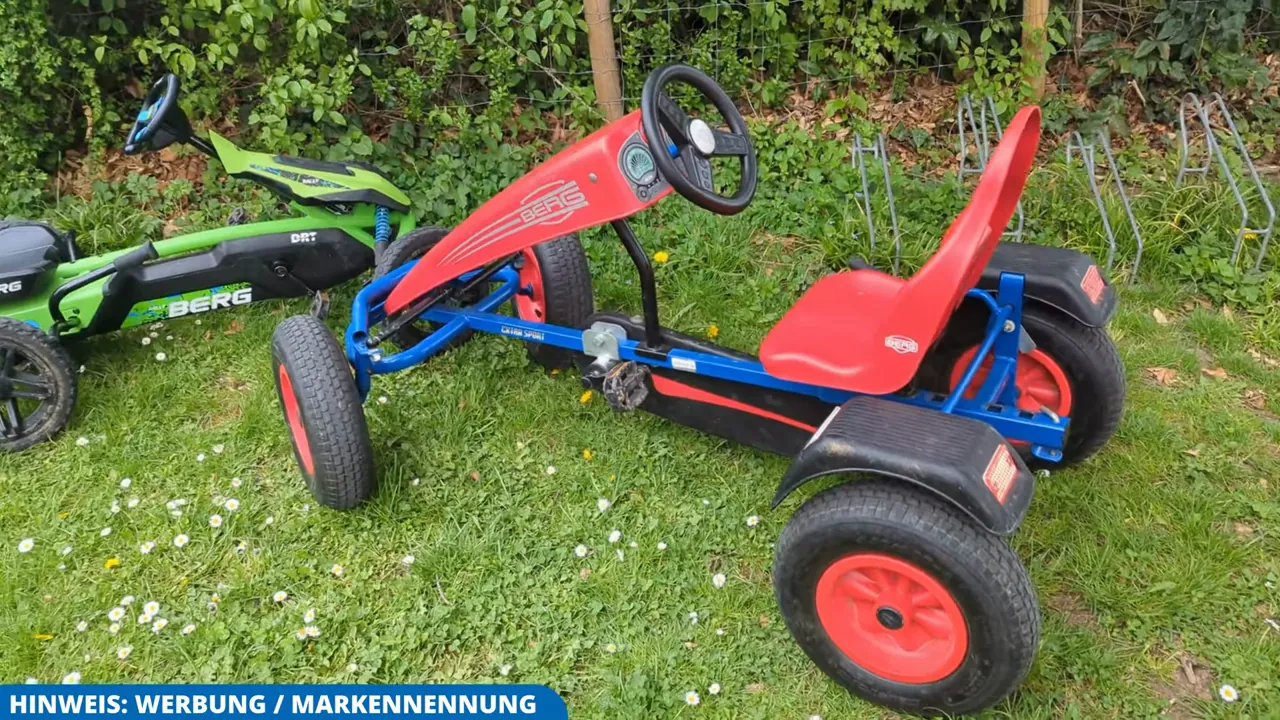 Das rot-blaue BERG Gokart von der Seite, dahinter das Rally DRT Green