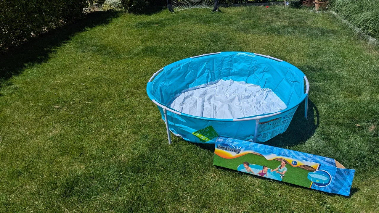 Ich fand es herrlich entspannt: Kein Aufpumpen, das Metallgestänge steht nach rund 10 bis 15 Minuten Aufbau stabil im Garten