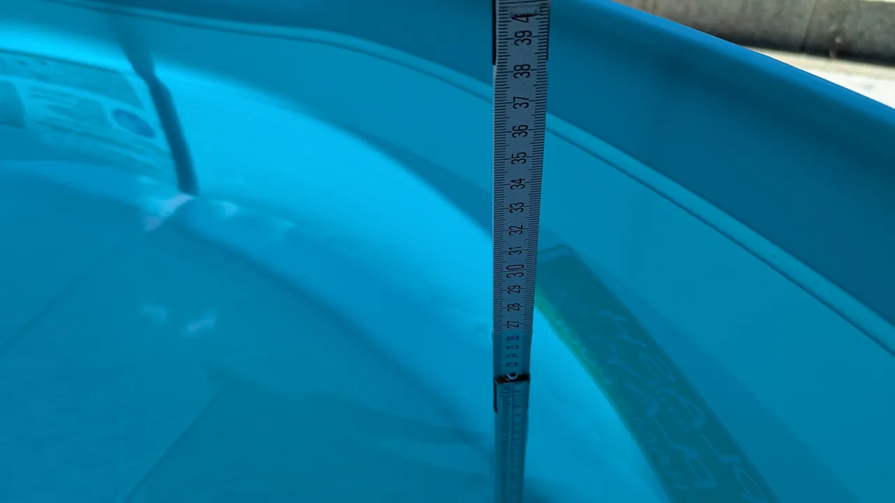 Mit 38 cm Höhe lässt sich das Wasser höher einlassen – in meinem Test genau richtig auch für größere Kinder