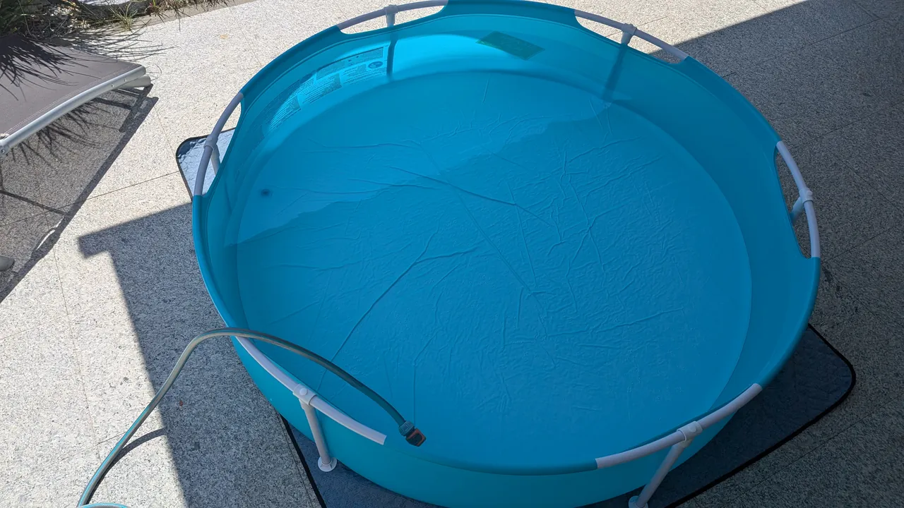Gefüllt mit rund 580 Litern hat der Pool aus meiner Sicht die perfekte Größe für Familien