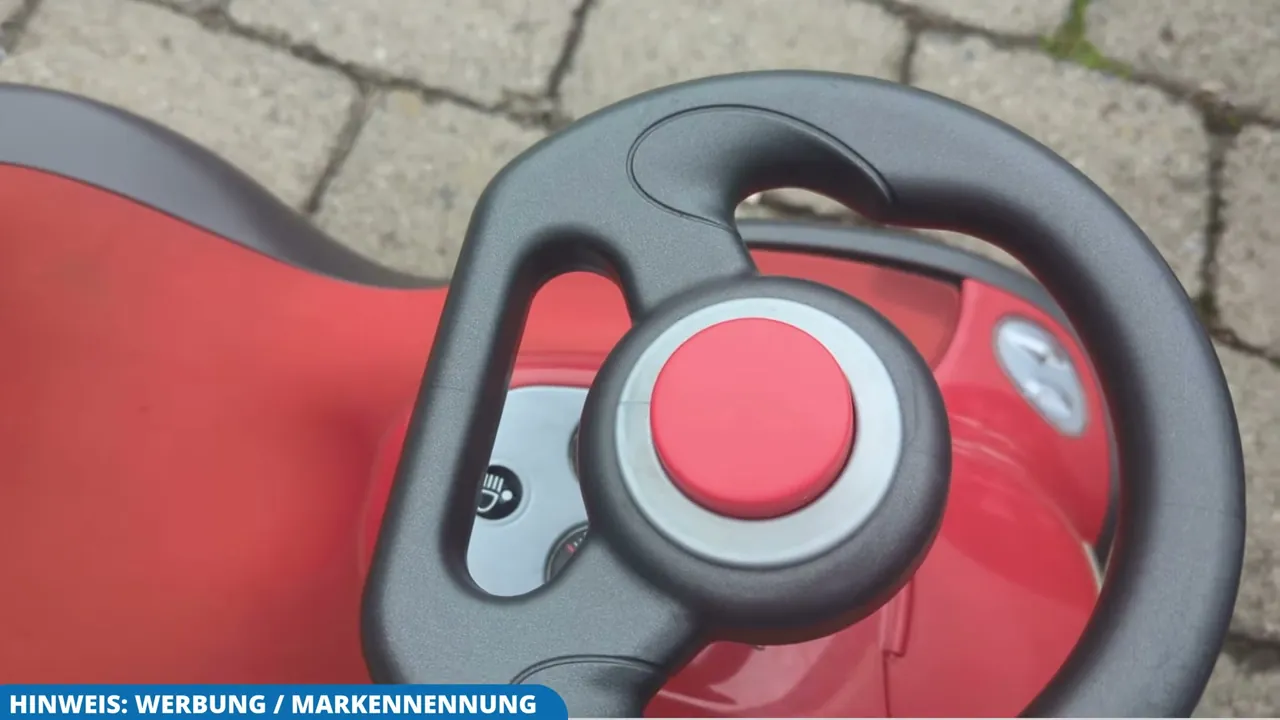 Ich finde die Hupe und die Lichttasten am Lenkrad genial, da sie bei den Kleinen für jede Menge Spielspaß sorgen.