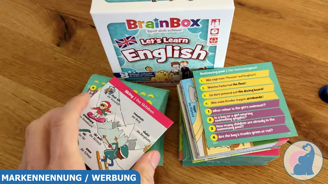 Auf der Rückseite warten kleine Quizfragen – mir gefällt, dass sie auf Englisch gestellt sind