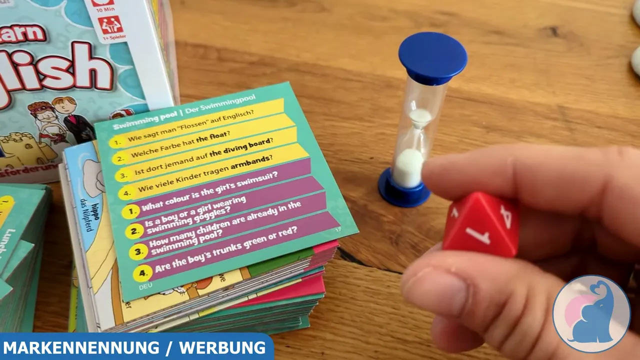 Mit Würfel und Sanduhr wird ausgewählt, welche Frage dran ist – in meinem Test ein schönes Spielelement