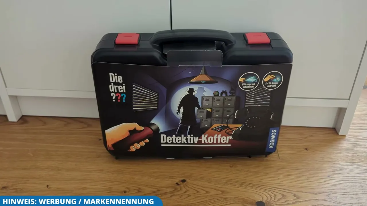 Ich finde das Kofferdesign für junge Detektive ab acht Jahren auf Anhieb extrem ansprechend und robust.
