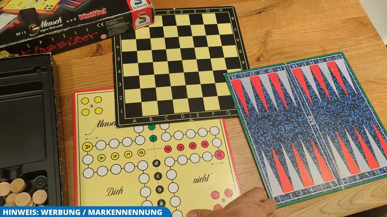 Verschiedene beiliegende Spielpläne ermöglichen Partien wie Schach, Dame oder Backgammon für bis zu sechs Spieler.