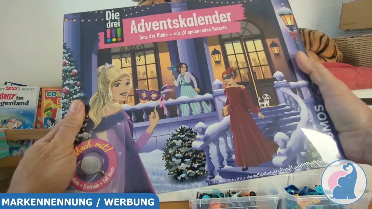 Auf dem Cover des Kosmos-Adventskalenders ermitteln Die drei !!! auf einem winterlichen Maskenball vor der Oper.