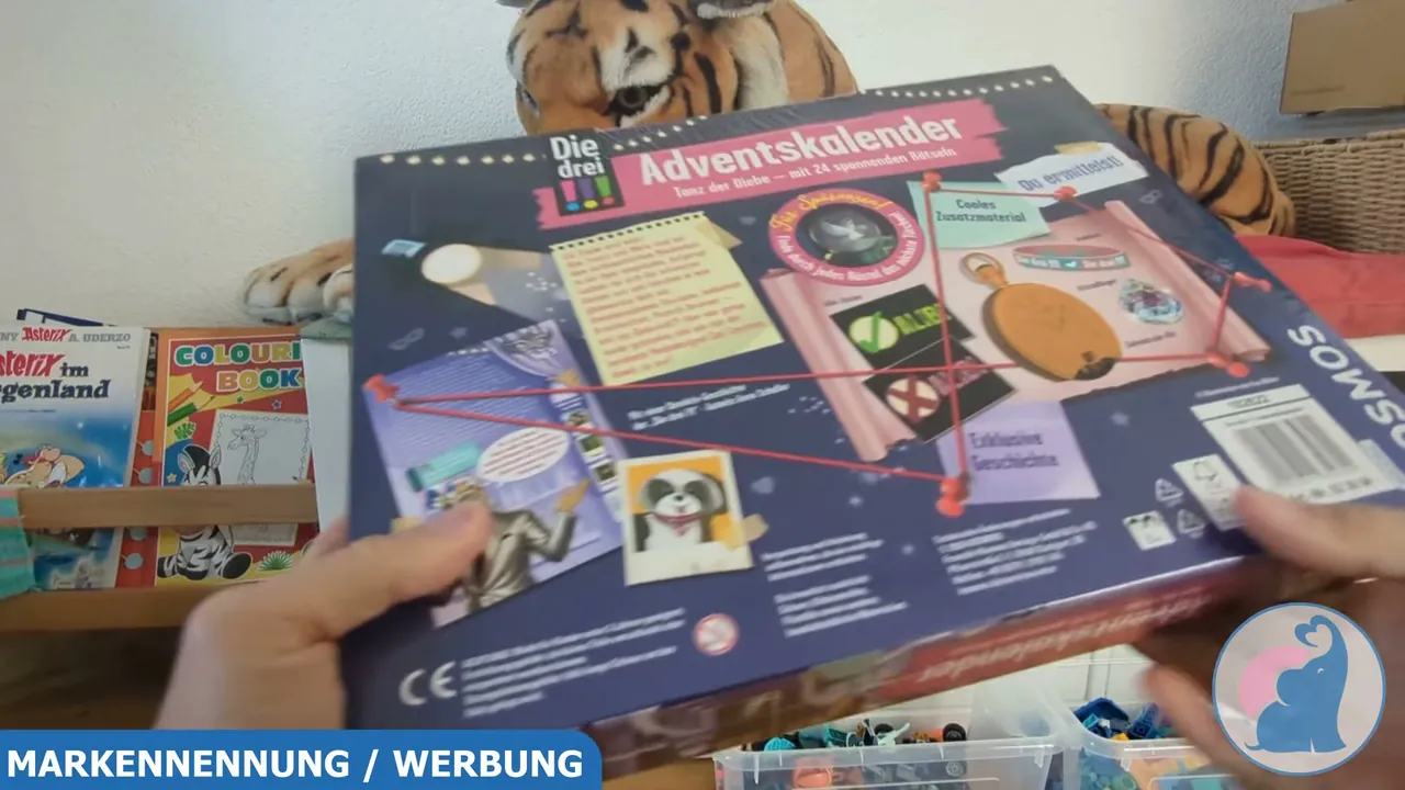 Die Ermittlerwand auf der Rückseite hilft dabei, Verdächtige mit roten Fäden zu verbinden und Alibis zu prüfen.