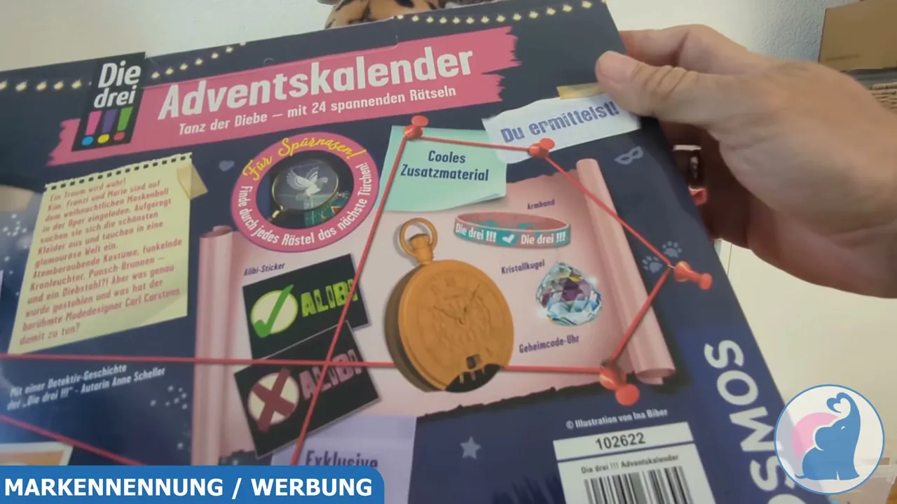Hinter den Türchen verbergen sich Detektiv-Zubehör und Extras wie eine Geheimcode-Uhr oder ein Armband.