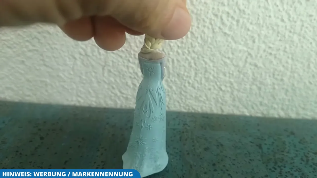 Auf der Rückseite des hellblauen Kleids sind feine Eis- und Schneeflockenmuster reliefartig eingearbeitet.