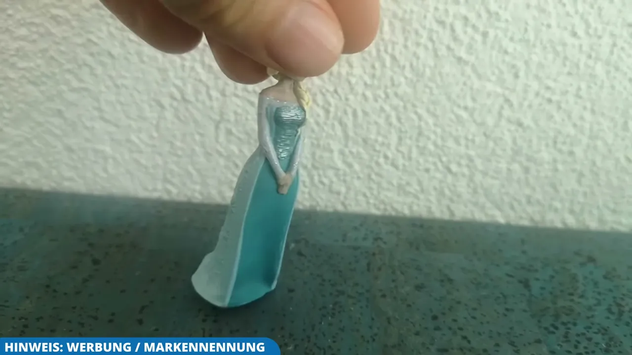 Neben dem Abspielen der Geschichte rund um Anna und Elsa eignet sich die kompakte Hörfigur auch als Spielfigur für Kinder ab 4 Jahren.