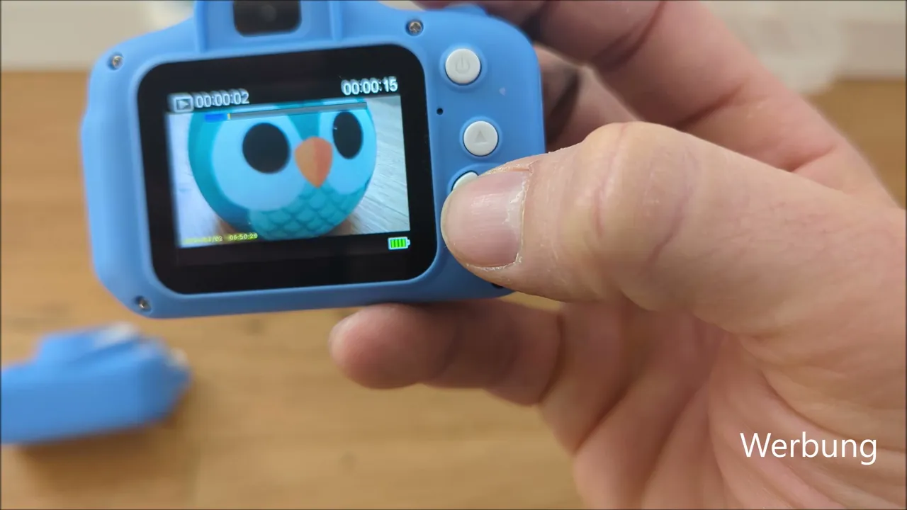 Über das Display auf der Rückseite können aufgenommene Videos und Fotos direkt auf der Kinderkamera abgespielt werden.