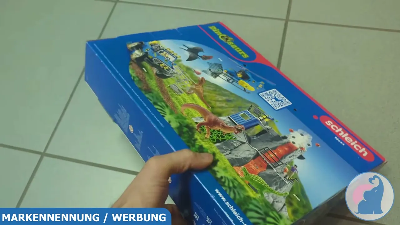 Die Rückseite des Kalenders zeigt Einblicke in weitere Spielsets und Dinosaurier-Welten aus dem Schleich-Sortiment.