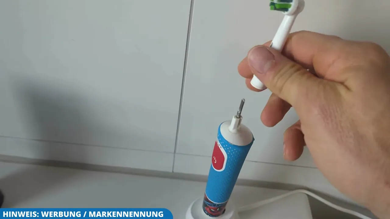 In meinem Test lässt sich der Bürstenkopf ganz leicht abnehmen, um ihn alle zwei bis drei Monate auszutauschen.