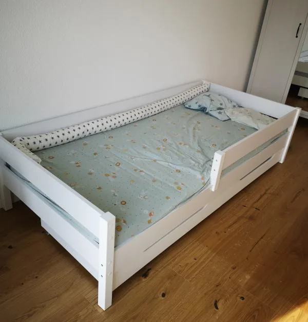 Kinderbett mit Rausfallschutz für 3 Jährige (90×200)