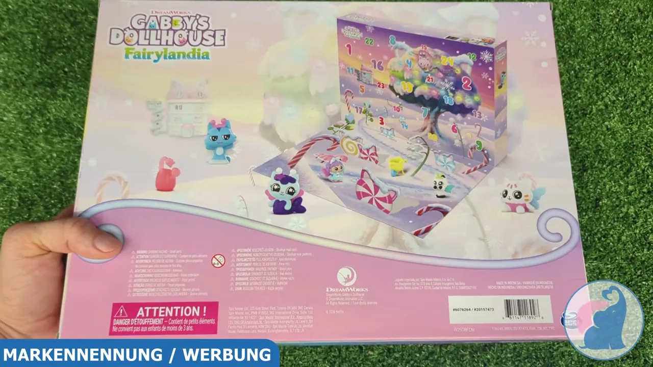 Auf der Rückseite ist die aufklappbare Spielfläche zu sehen, auf der Figuren und Dekoelemente direkt aufgestellt werden können.