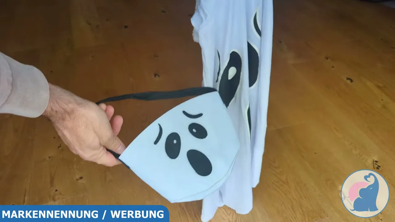 Die kleine Tragetasche mit Geistergesicht eignet sich ideal für das Sammeln von Süßigkeiten an Halloween.