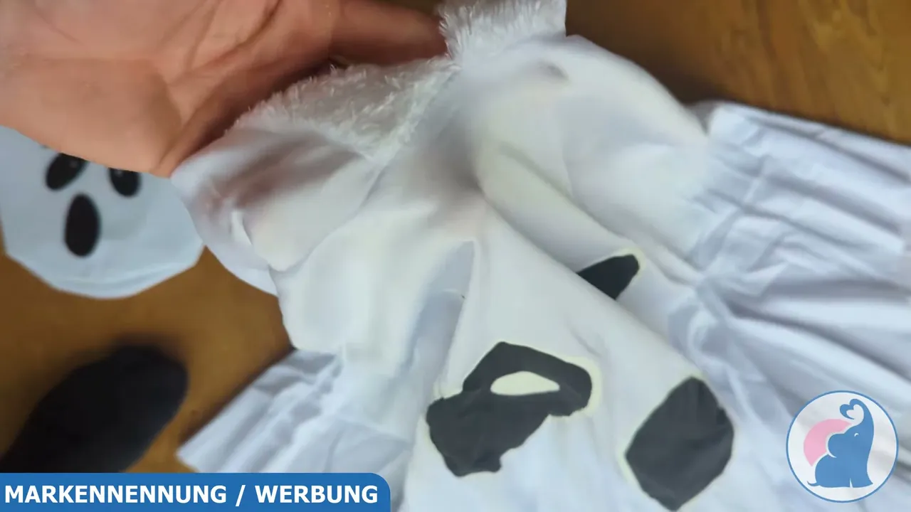 Der leichte und bequeme Strickstoff fällt locker und kann problemlos über einer Jacke getragen werden.
