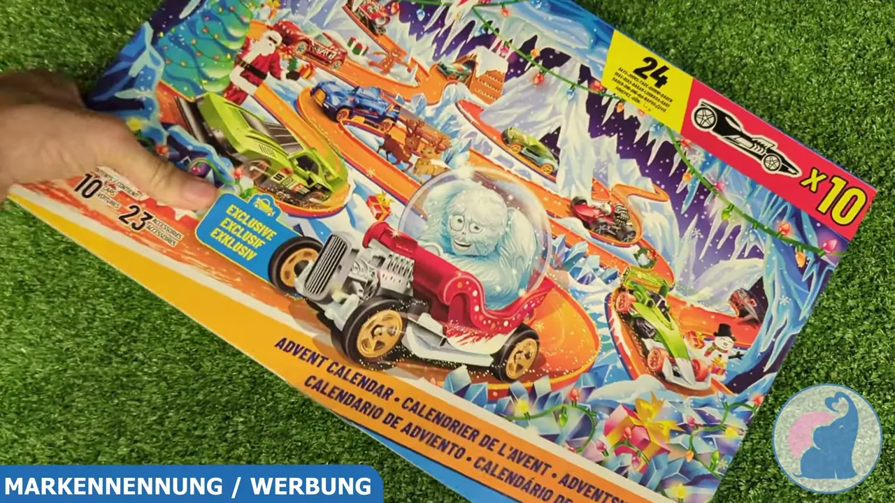 Mit den beiliegenden Winter-Accessoires wie Mützen oder Geweihen lassen sich die kleinen Fahrzeuge passend zur Weihnachtszeit dekorieren.