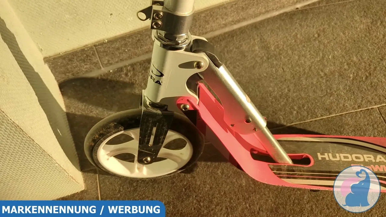 Dank Klappmechanismus lässt sich der Roller schnell zusammenlegen und mitnehmen, das finde ich praktisch