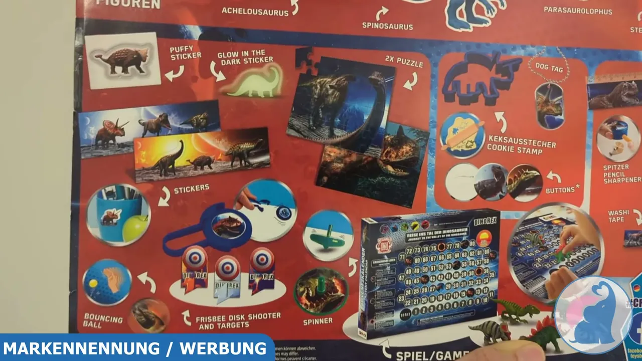 Neben Stickern und Dino-Schulzubehör bietet die Rückseite das integrierte Brettspiel „Reise ins Tal der Dinosaurier“.