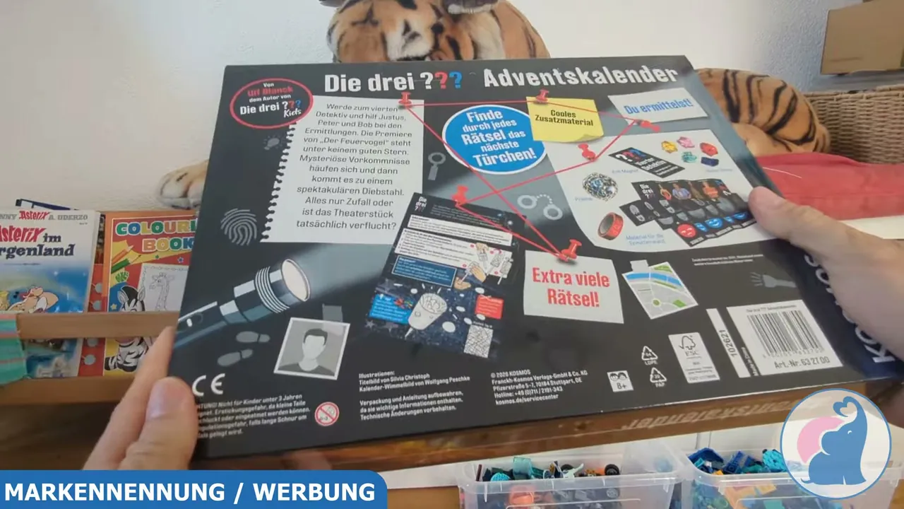 Die Rückseite veranschaulicht das Spielprinzip mit Ermittler-Wand und Zubehör für Detektive ab 8 Jahren.
