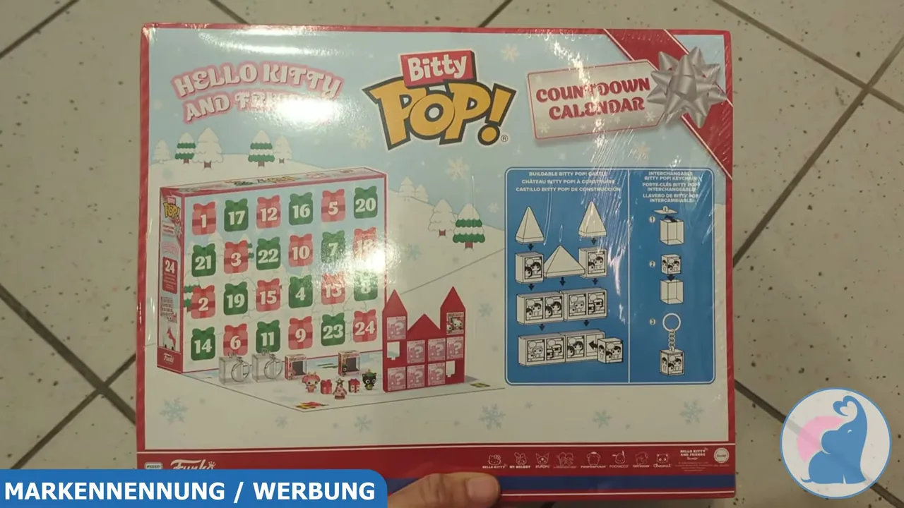 Die Rückseite veranschaulicht die ausklappbare Spielfläche und das aufbaubare Schloss für die Figuren.