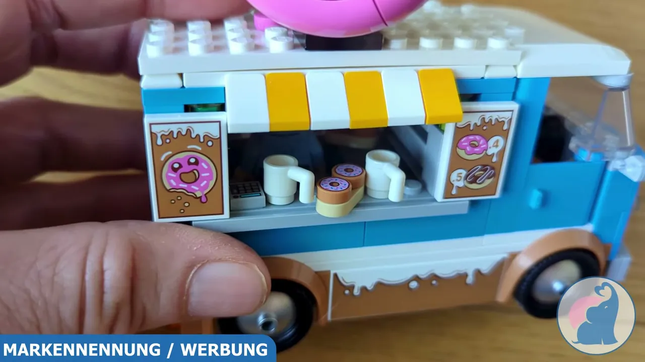 Mir gefällt die Verkaufstheke mit Donuts, Tassen und Kaffeemaschine – perfekt für Rollenspiele
