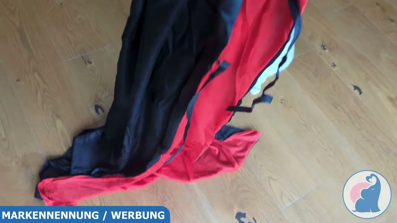 Dank des doppelseitigen Designs kann wahlweise die schwarze oder die rote Seite nach außen getragen werden.