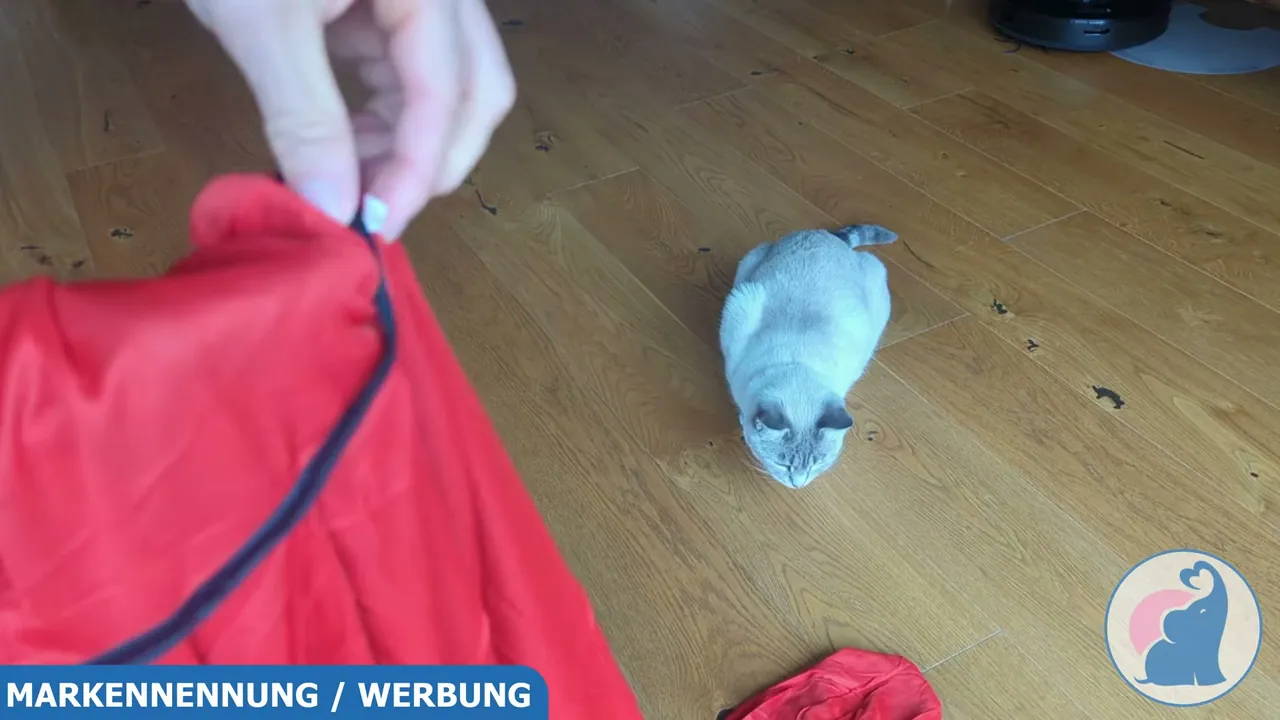 Das leichte Stoffmaterial ist am Kragen sauber vernäht und mit Bändern versehen.