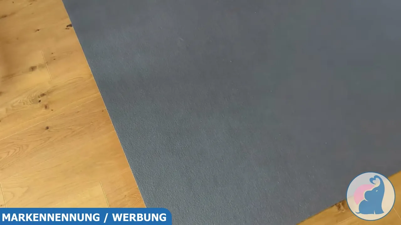 In meinem Test liegt die Matte plan auf dem Parkett und isoliert gegen Kälte von unten