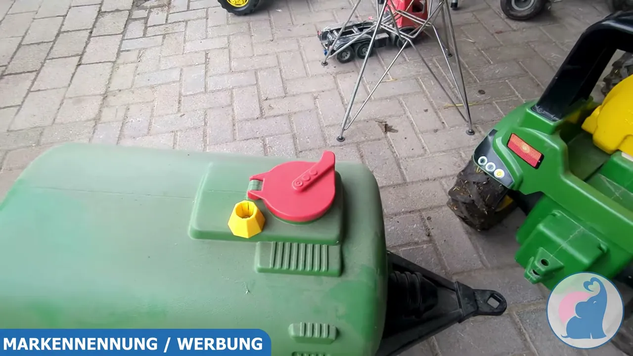 Oben wird der Tank befüllt, aus meiner Sicht kinderleicht