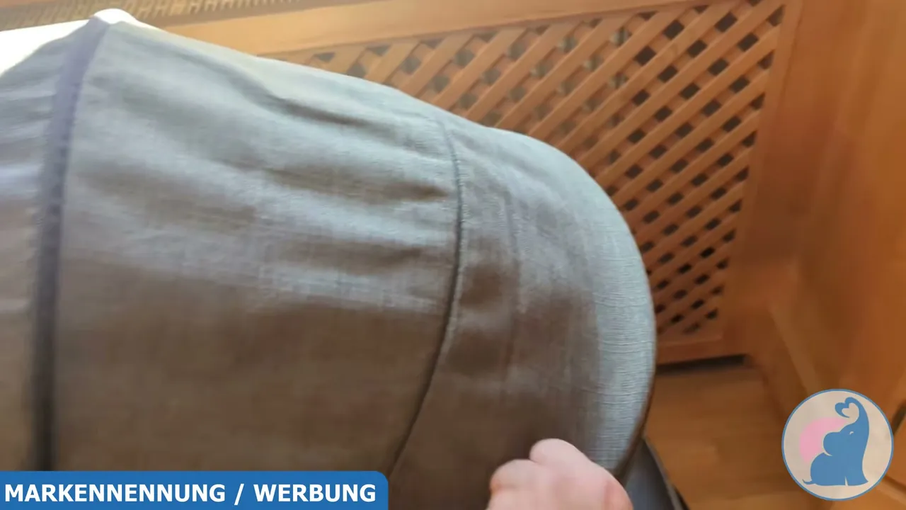 Das großzügige Verdeck mit UV-Schutz 50+ schützt das Kind zuverlässig vor Sonne und Wind.