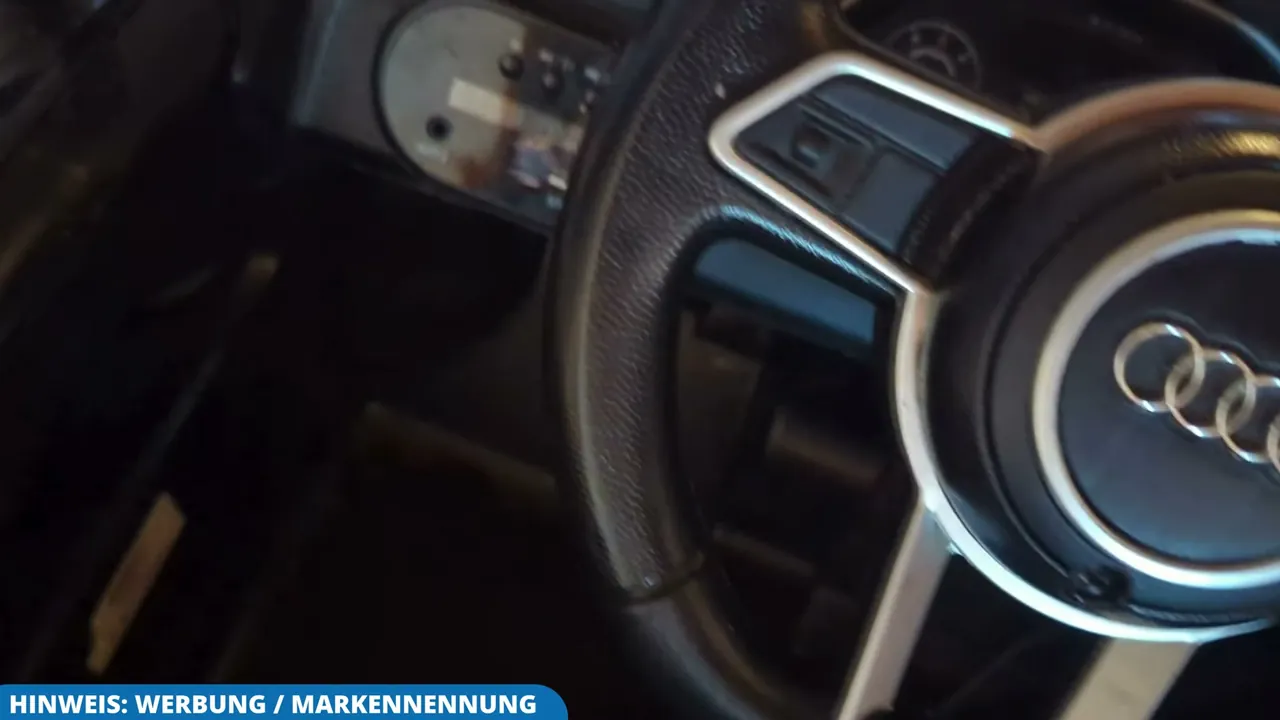 Mir gefallen das originalgetreue Audi-Lenkrad und die passenden Huptöne sowie Motorgeräusche im Test besonders gut.