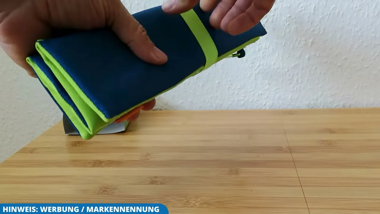 Meiner Meinung nach lässt sich die Matte dank des Gummibands extrem kompakt zusammenfalten und super transportieren.