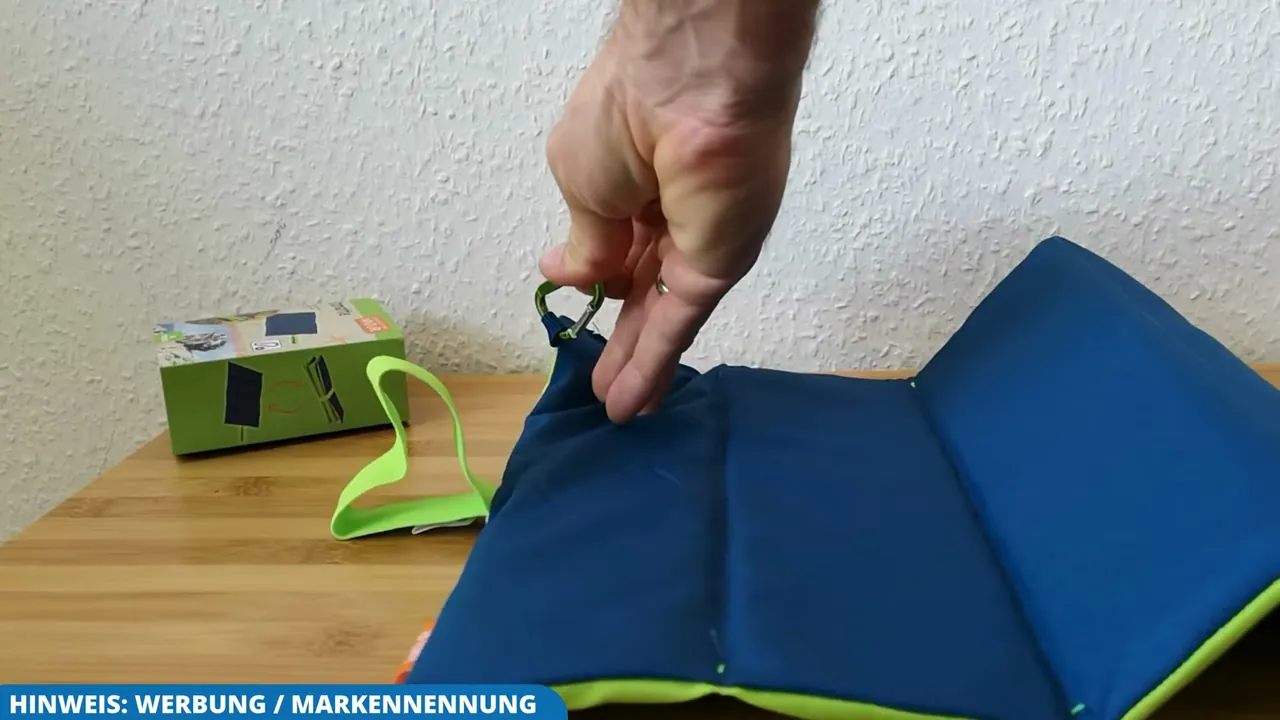 Ich finde den kleinen Karabinerhaken genial, um das Sitzkissen unkompliziert außen am Kindergarten-Rucksack einzuhaken.