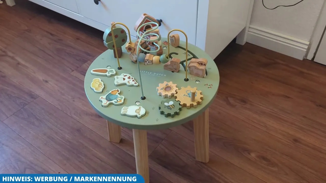 Meiner Meinung nach ist der Spieltisch wunderschön gestaltet und bietet eine tolle Auswahl an Motorikspielzeugen.