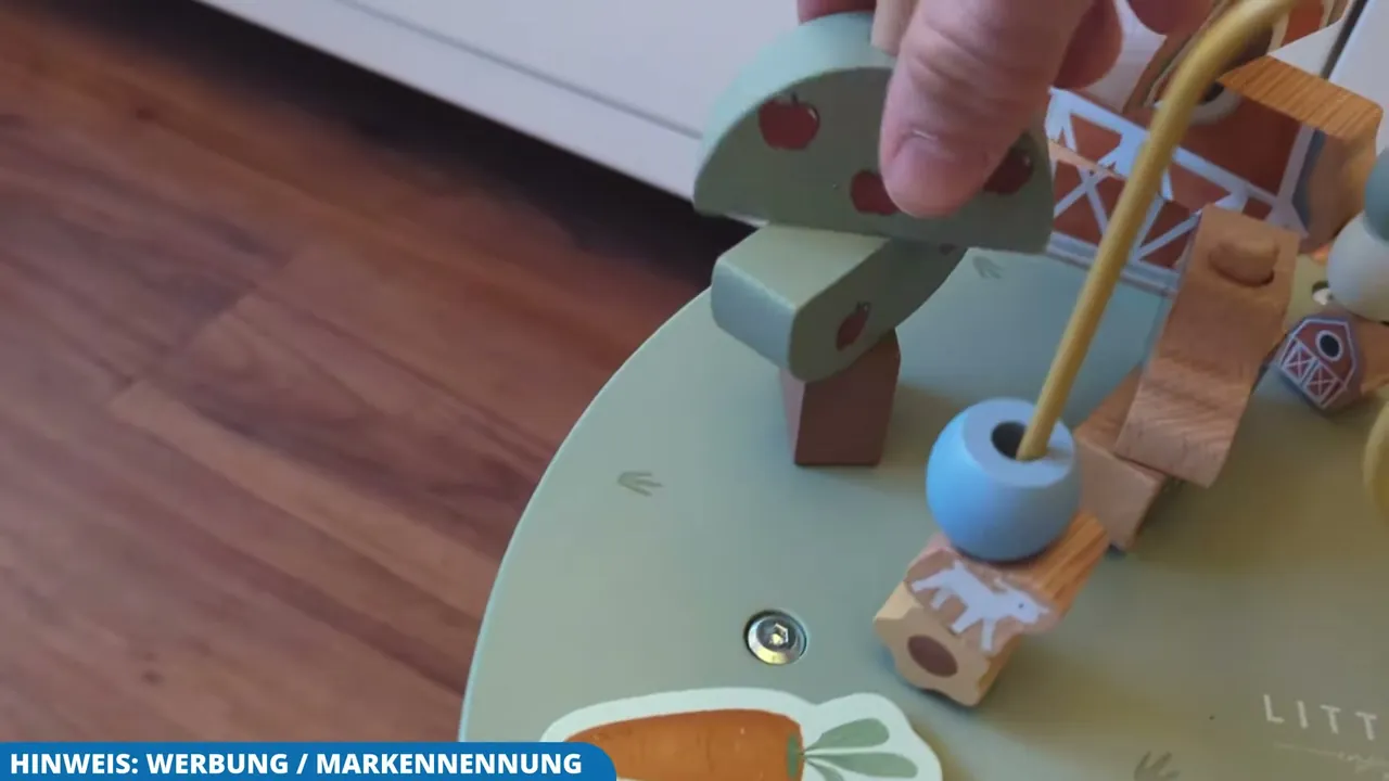Das kleine Steckspielzeug in Form eines Apfelbaums gefällt mir im Test als zusätzliche Herausforderung richtig gut.