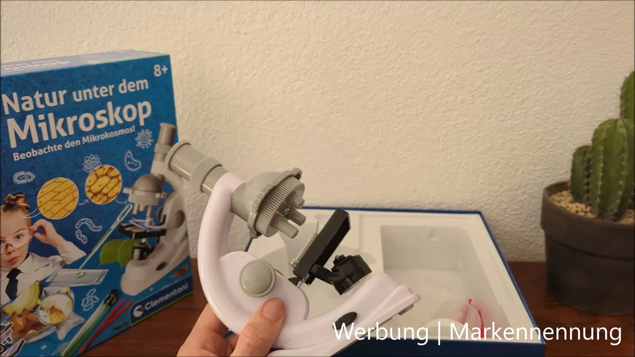Das Mikroskop liegt meiner Meinung nach gut in der Hand, benötigt für die Beleuchtung von unten aber separate Batterien.
