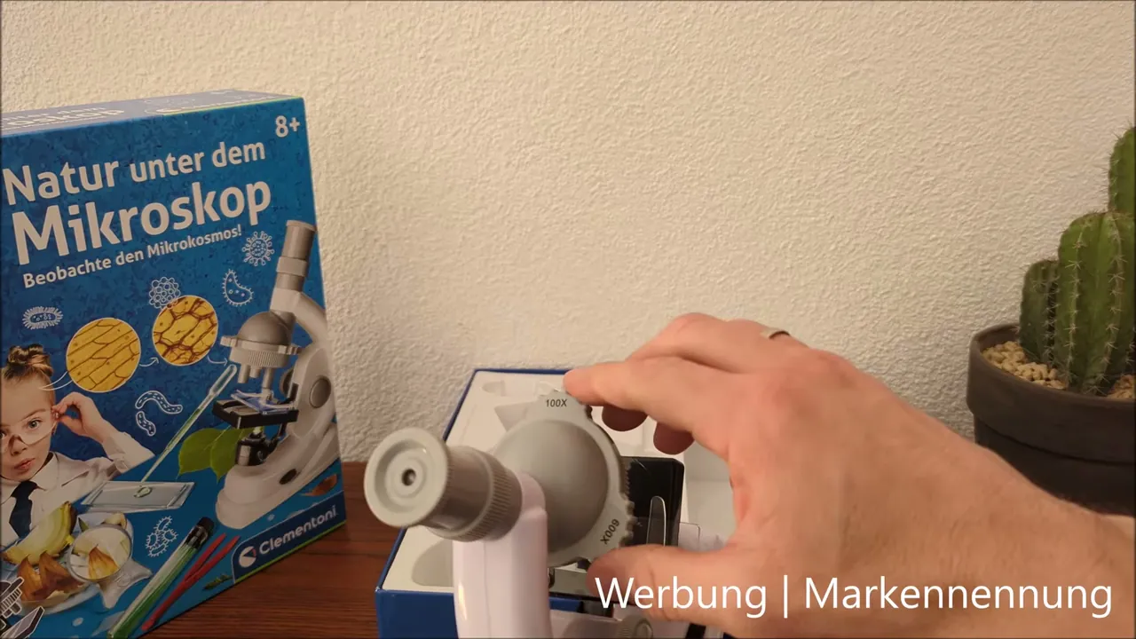 In meinem Test funktionierte die 100-fache Vergrößerung am Revolver am besten, um transparente Proben scharf zu betrachten.