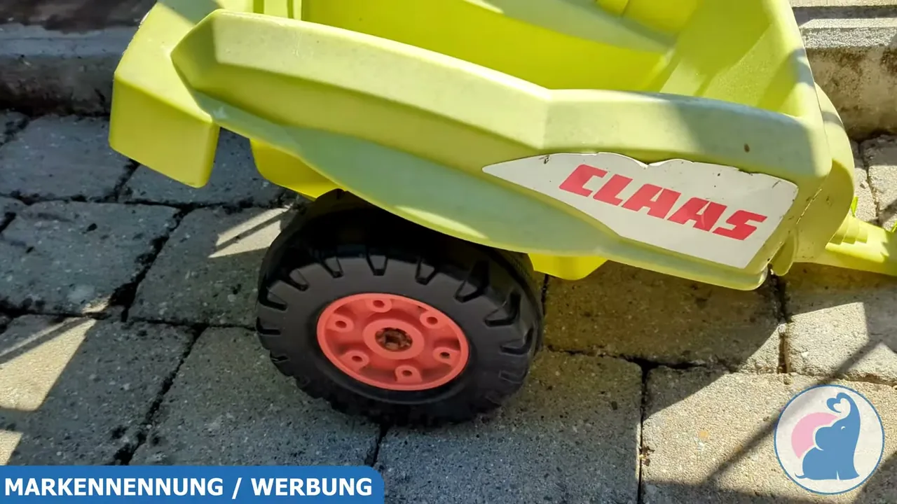In meinem Test hat der Anhänger mit Claas-Schriftzug auch nach fünf Jahren draußen durchgehalten